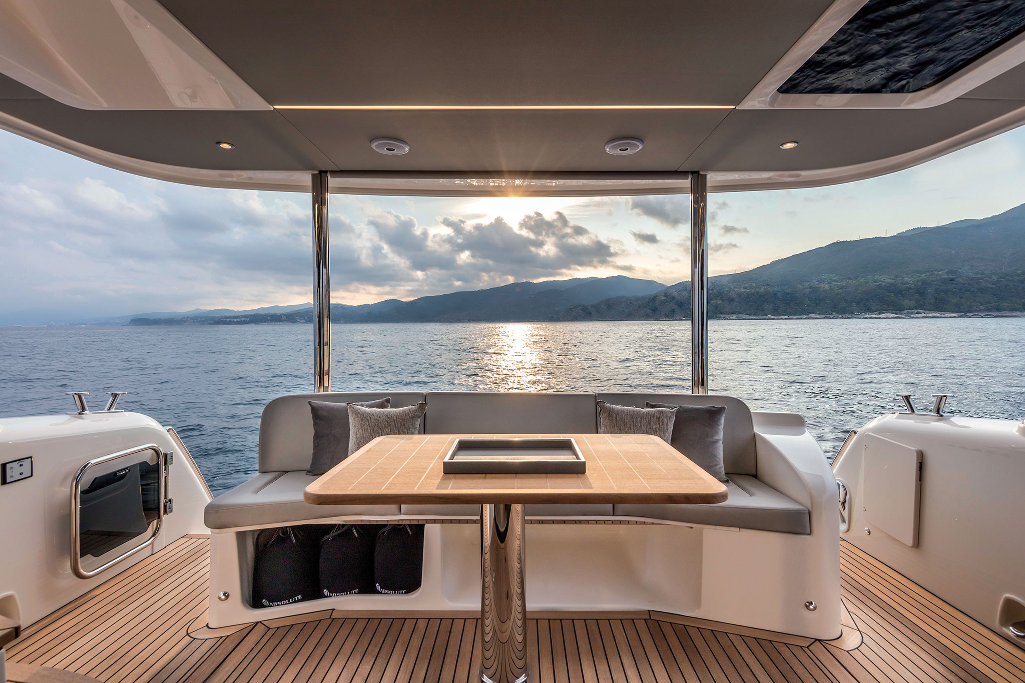 Yachts-France-170-13-essai-Absolute-Navetta48-Cockpit-DiningArea